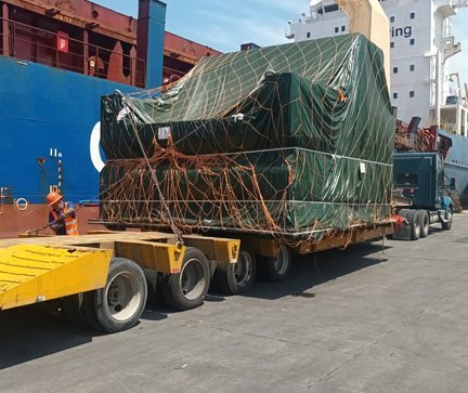 Descarga maquinaria pesada transporte maritimo puerto